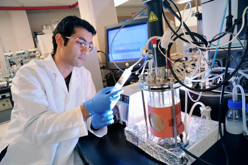 Photo of engineering research students in lab